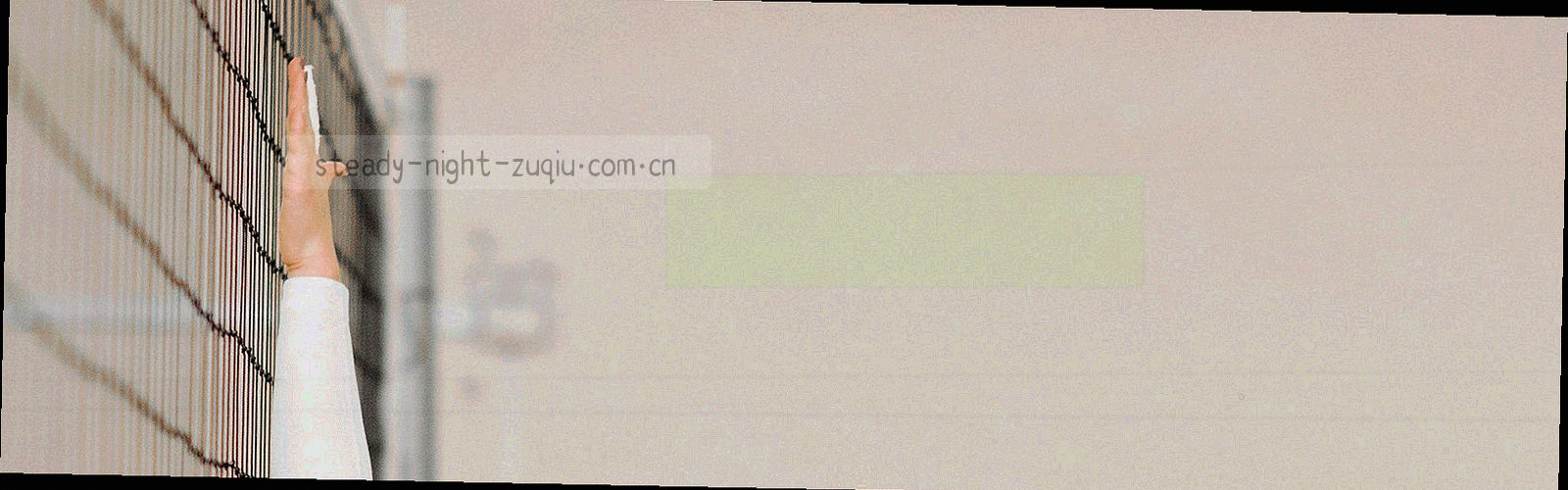 夜间球场灯光下的抽象数据网格与草皮纹理，暗调低饱和